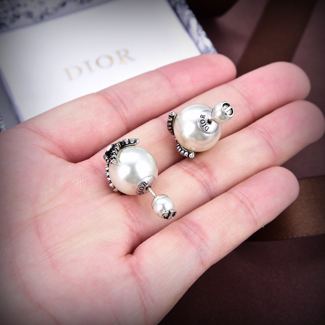 Dior Tribales Butterfly 18K Gold Earrings product image 2, provided for visual reference and product detail review