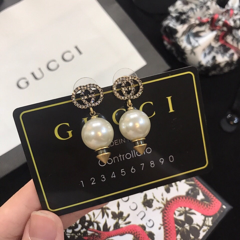 Gucci Double Pearl Pendant 18K Gold Earrings product image 3, provided for visual reference and product detail review