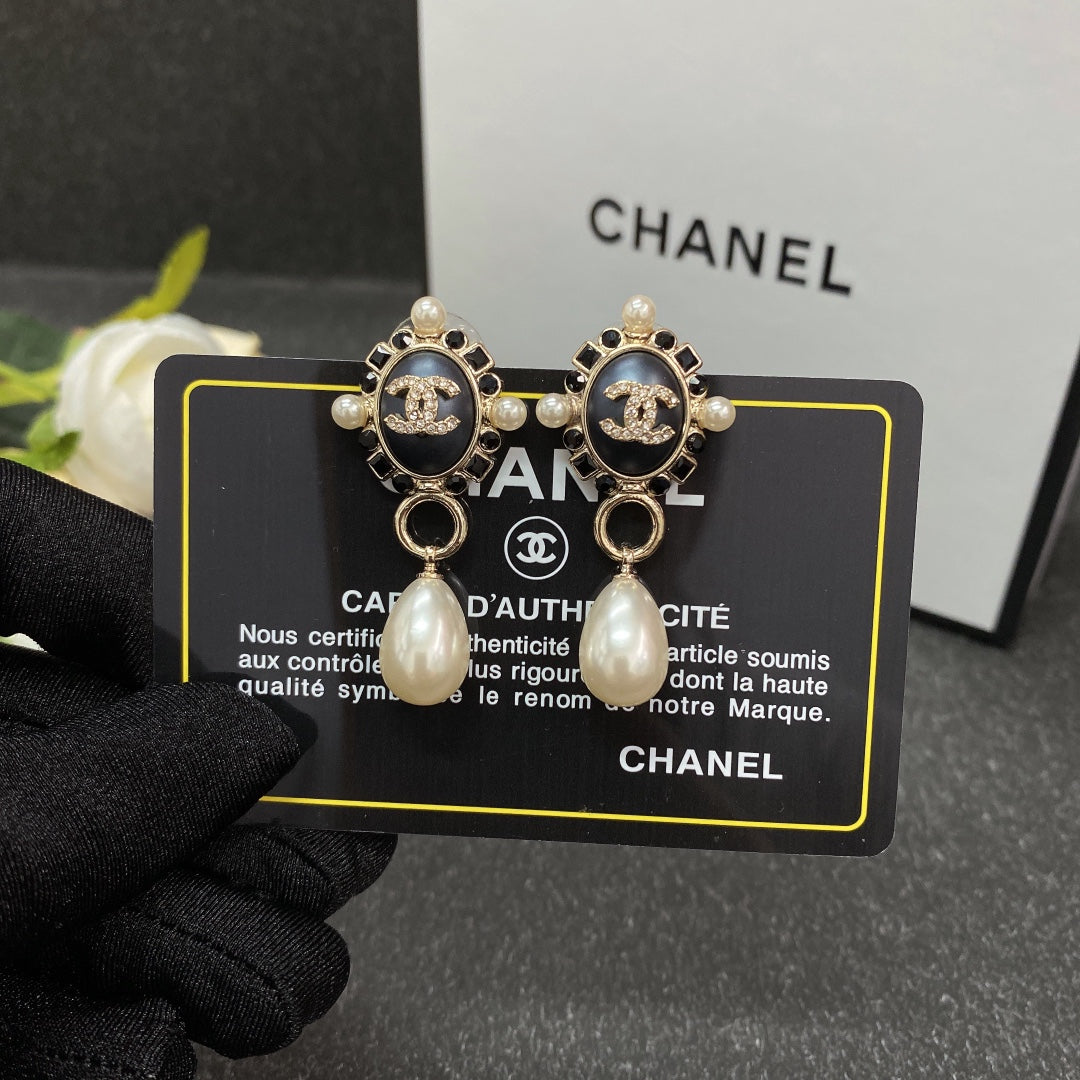 Chanel Pearl Pendant 18K Gold Earrings product image 6, provided for visual reference and product detail review