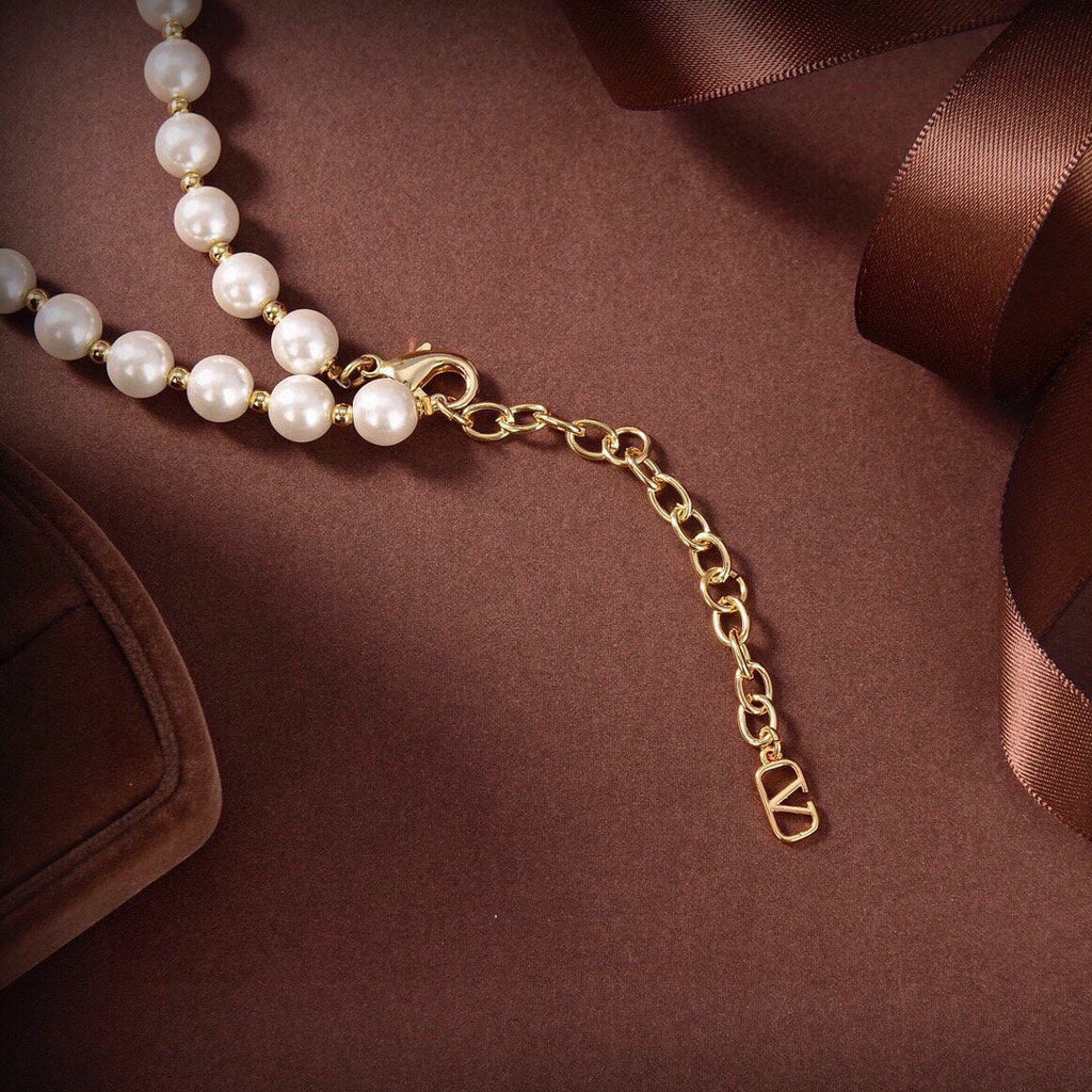 VLogo Pearls Choker 18K Gold Necklace product image 6, provided for visual reference and product detail review
