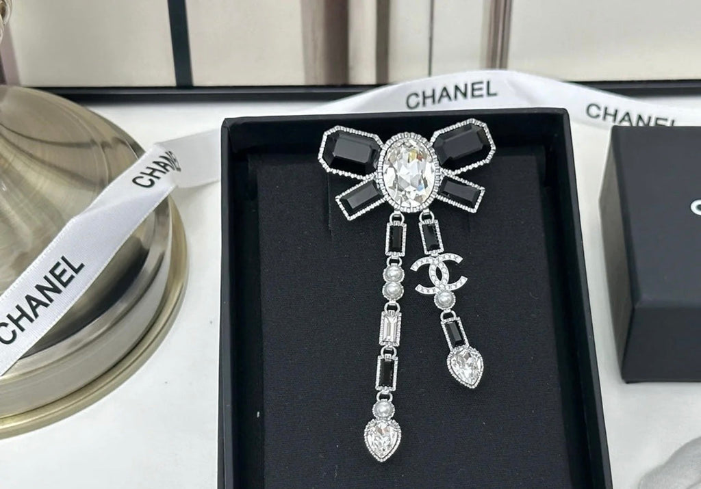 Chanel Bow Tie Crystals 18K Gold Brooch product image 7, provided for visual reference and product detail review