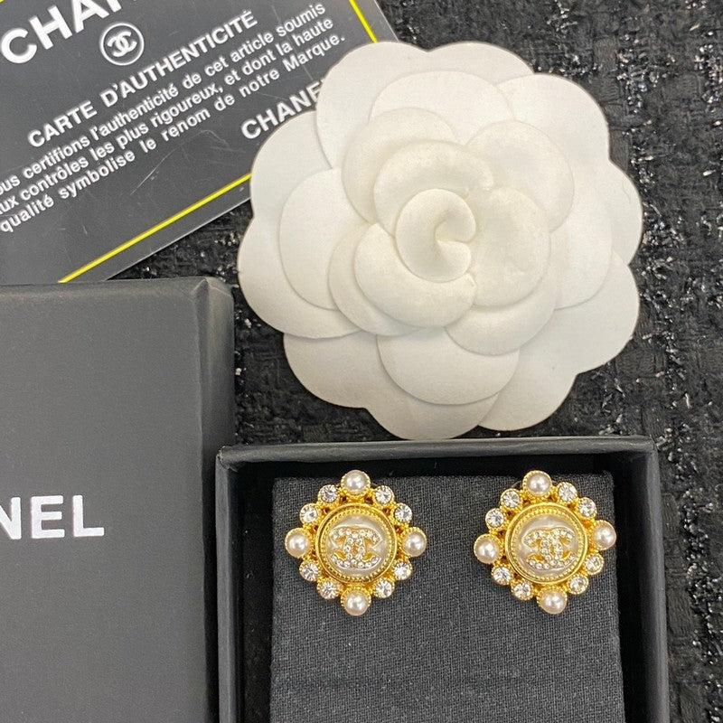 Chanel Pearls 18K Gold Earrings product image 7, provided for visual reference and product detail review