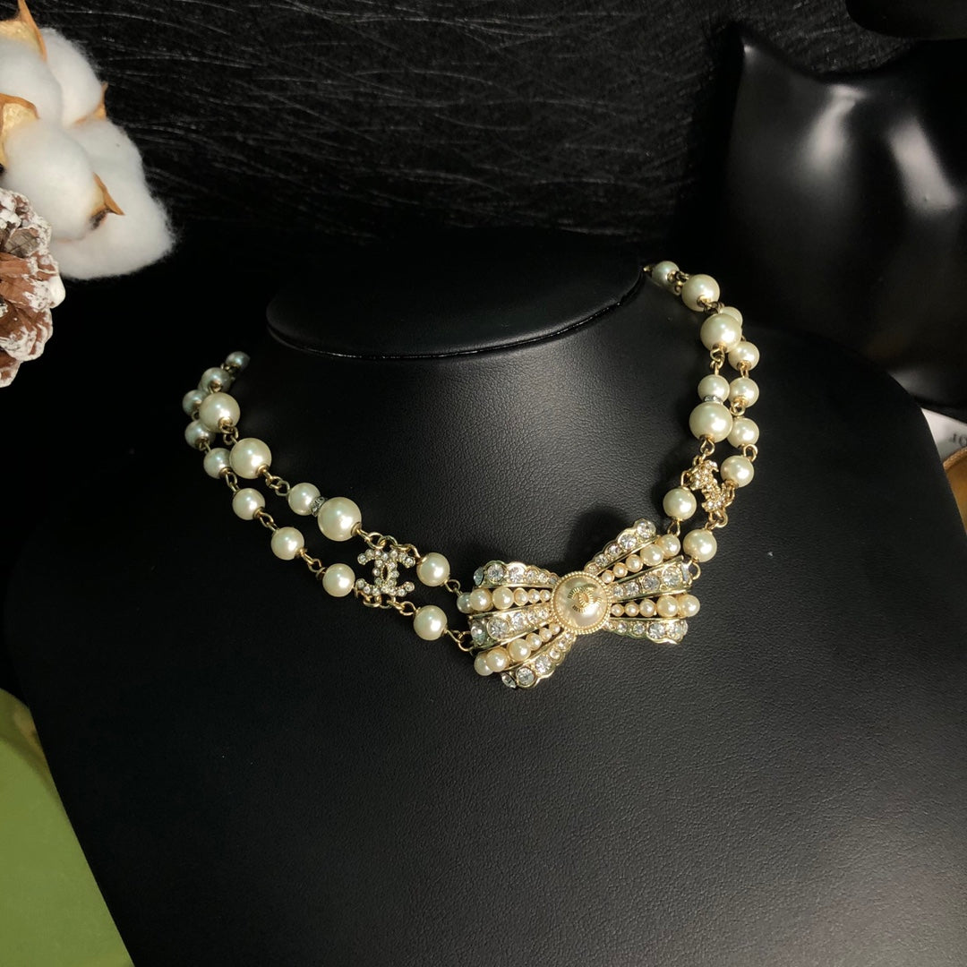 Chanel Bow Choker 18K Gold Necklace product image 2, provided for visual reference and product detail review