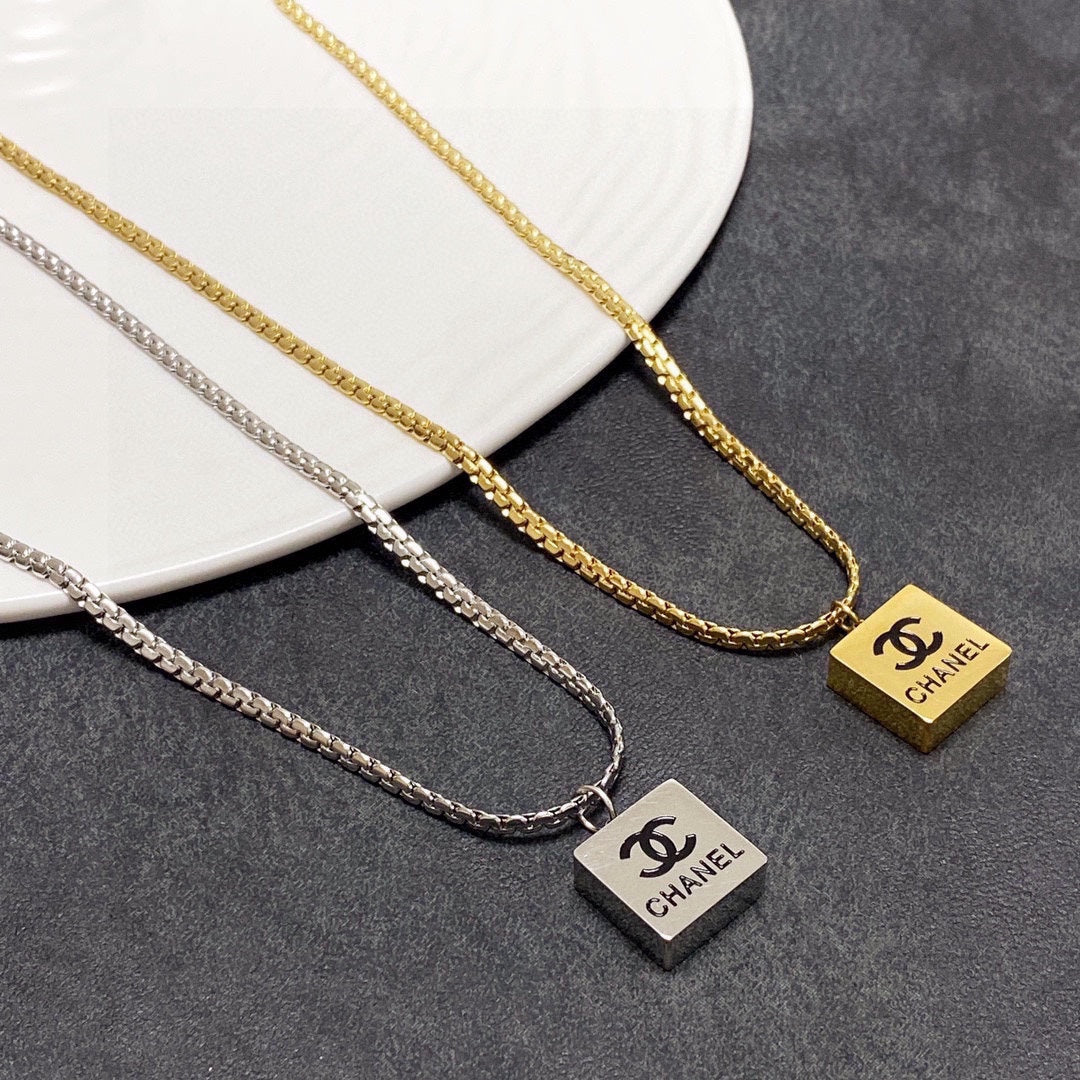 Chanel Pendant 18K Gold Necklace product image 5, provided for visual reference and product detail review