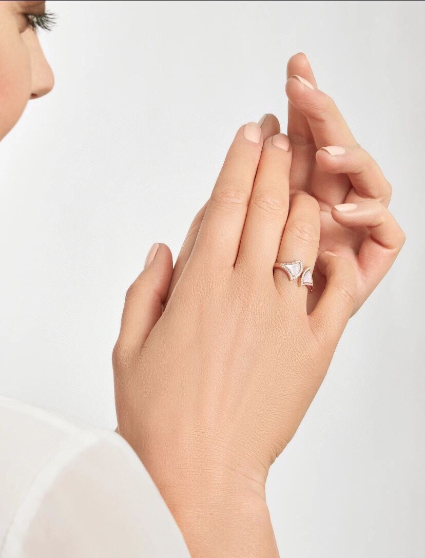 Bvlgari BVLGARI Dream Pearl 18K Gold Ring product image 4, provided for visual reference and product detail review