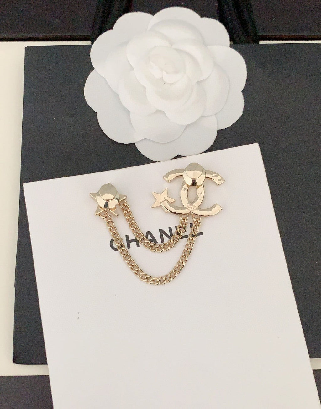 Chanel Heart Star Chain 18K Gold Brooch product image 6, provided for visual reference and product detail review
