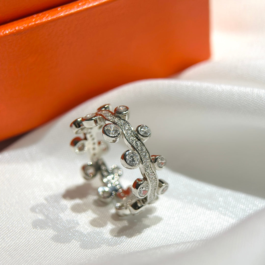 Hermes Vine Flower Dewdrops Diamond 18K Gold Ring product image 7, provided for visual reference and product detail review
