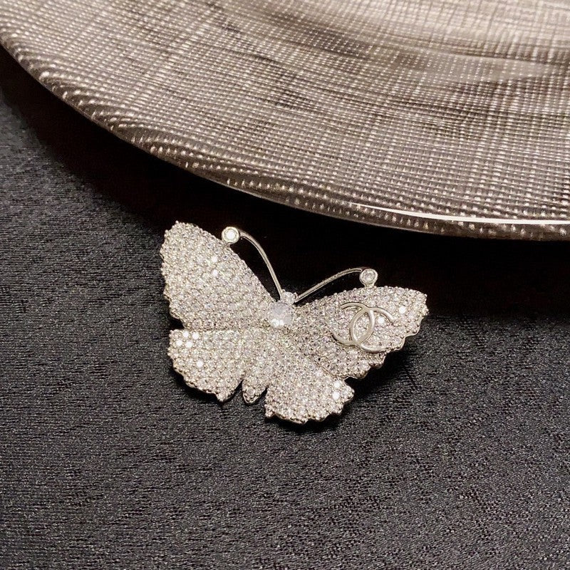 Chanel Full Diamond Butterfly 18K Gold Brooch product image 4, provided for visual reference and product detail review
