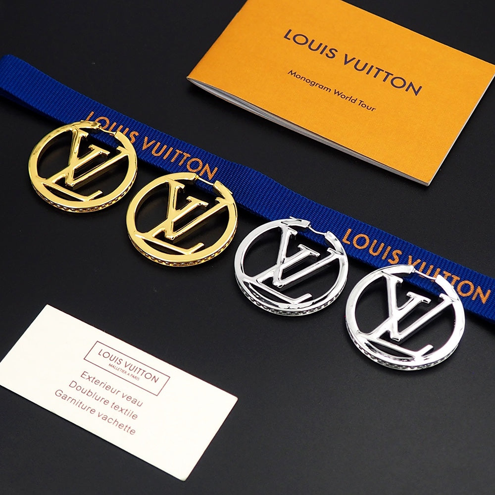Louis Vuitton Louise Pearls 18K Gold Earrings product image 16, provided for visual reference and product detail review