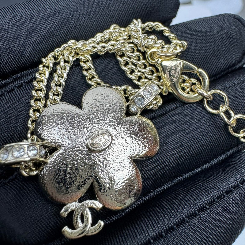 Chanel 26C Blue Flower Diamond 18K Gold Bracelet product image 7, provided for visual reference and product detail review