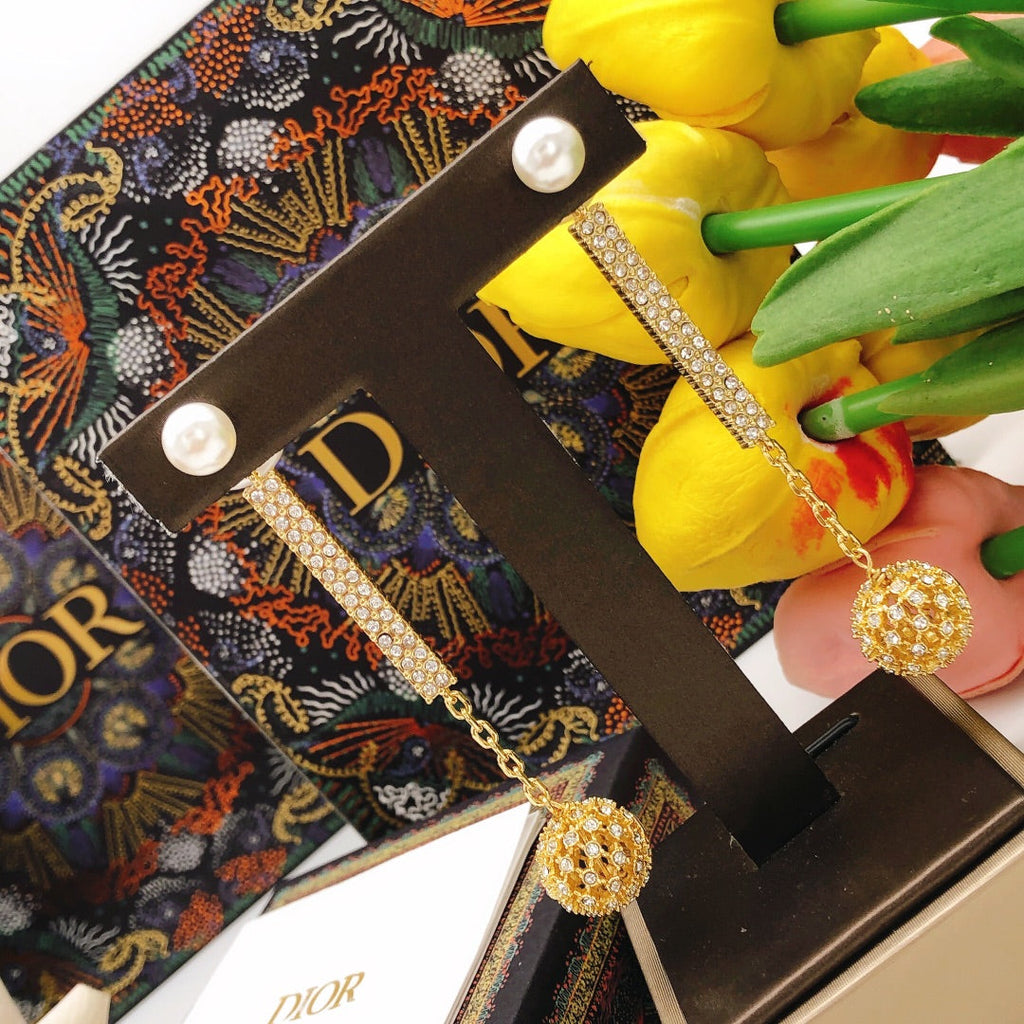 Dior Tassel Diamonds 18K Gold Earrings product image 7, provided for visual reference and product detail review