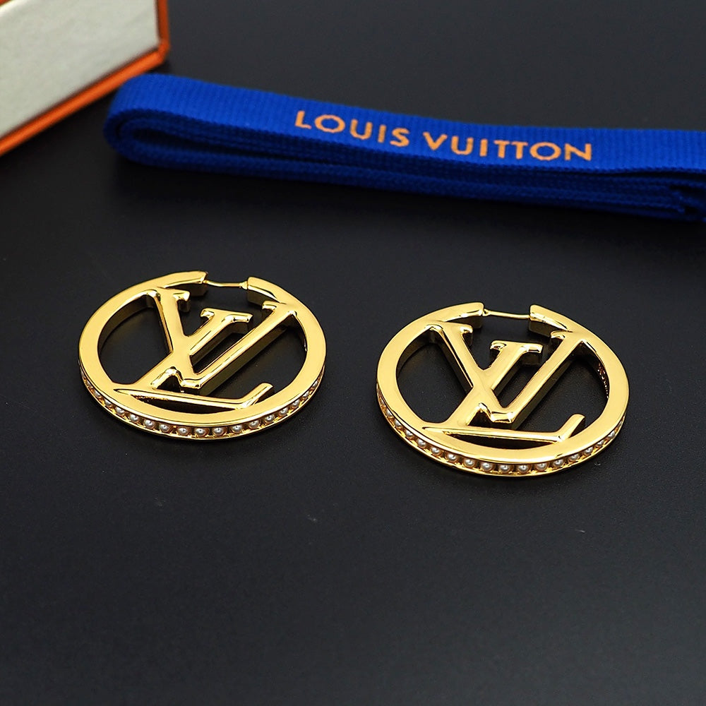 Louis Vuitton Louise Pearls 18K Gold Earrings product image 14, provided for visual reference and product detail review