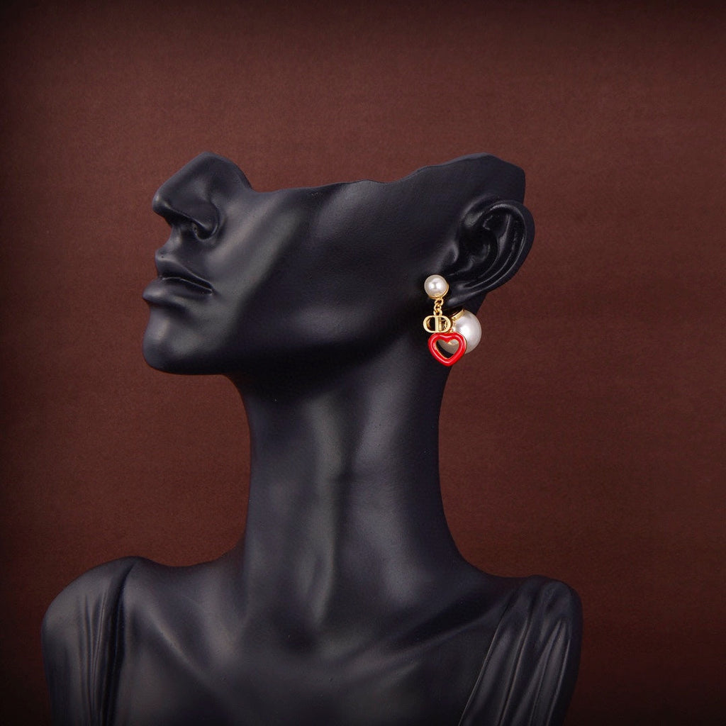Dior Heart Valentine 18K Gold Earrings product image 4, provided for visual reference and product detail review