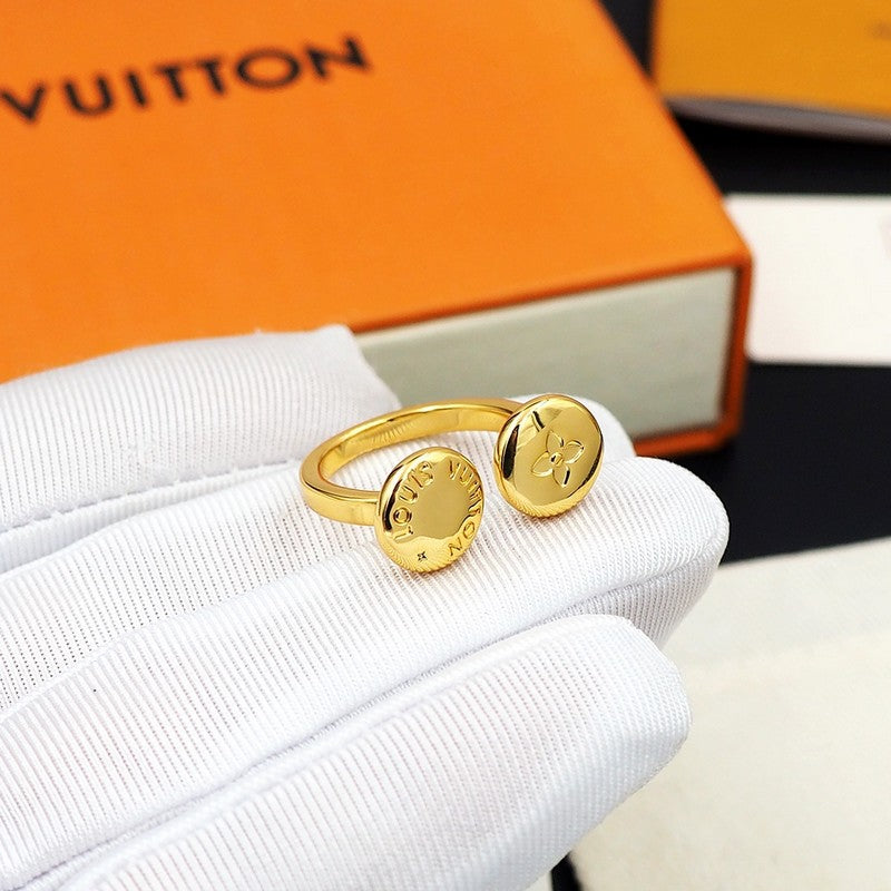 Louis Vuitton Studs 18K Gold Ring product image 18, provided for visual reference and product detail review