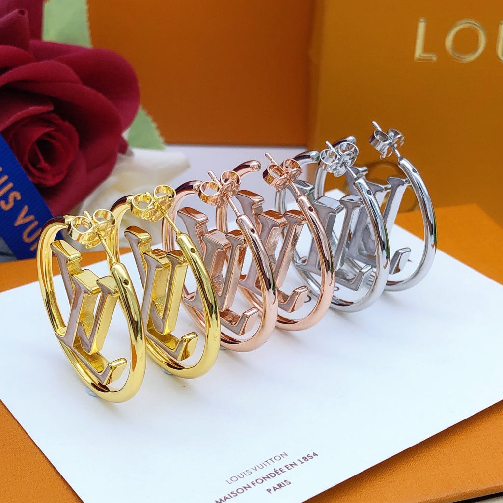 Louis Vuitton Louise Hoop Pearls 18K Gold Earrings product image 7, provided for visual reference and product detail review