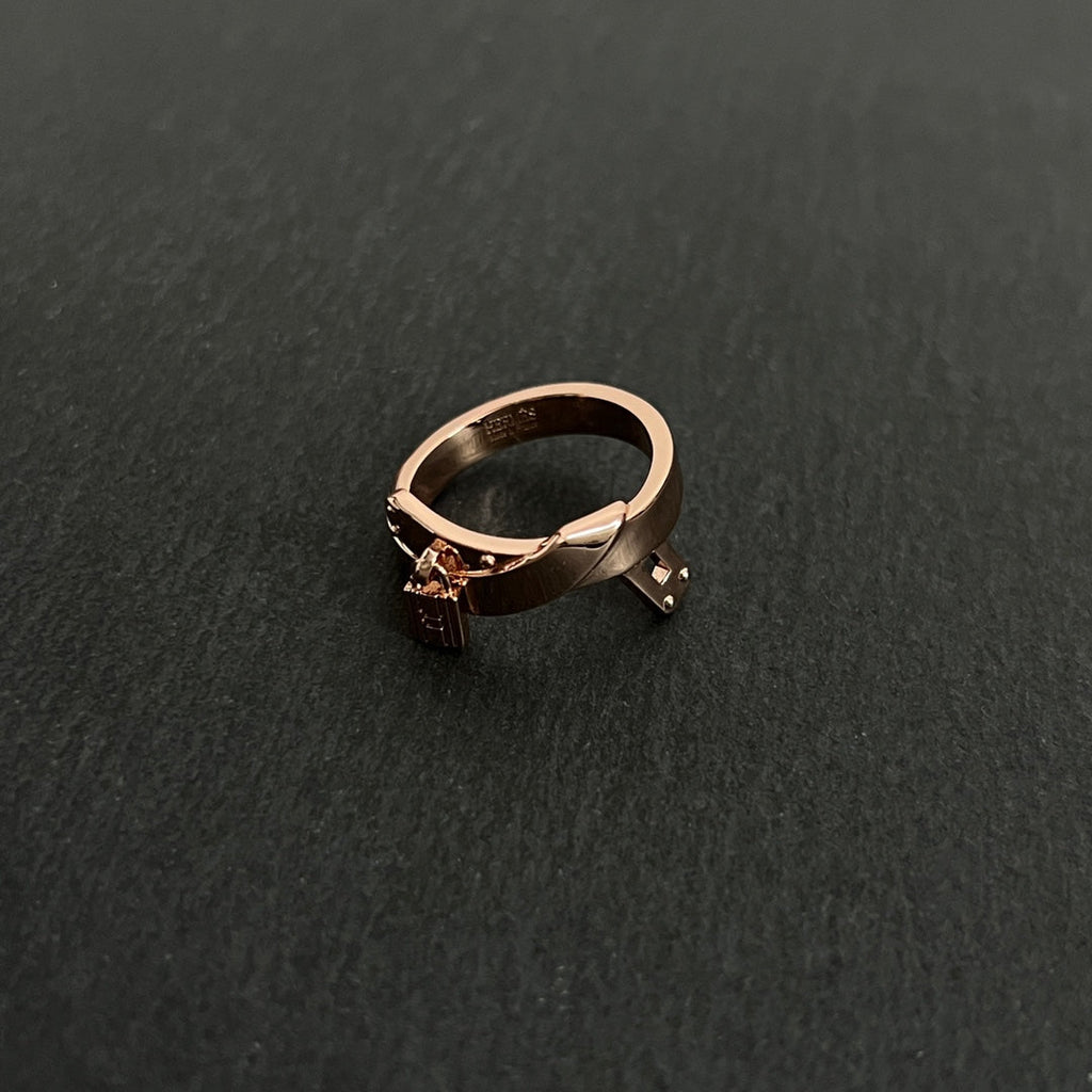 Hermes Kelly Gavroche 18K Gold Ring product image 8, provided for visual reference and product detail review