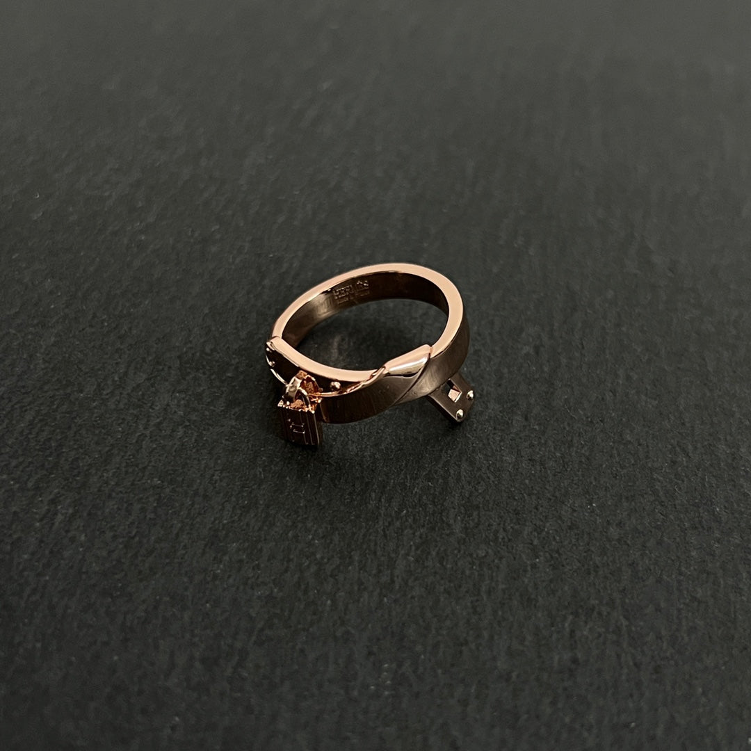 Hermes Kelly Gavroche 18K Gold Ring product image 8, provided for visual reference and product detail review