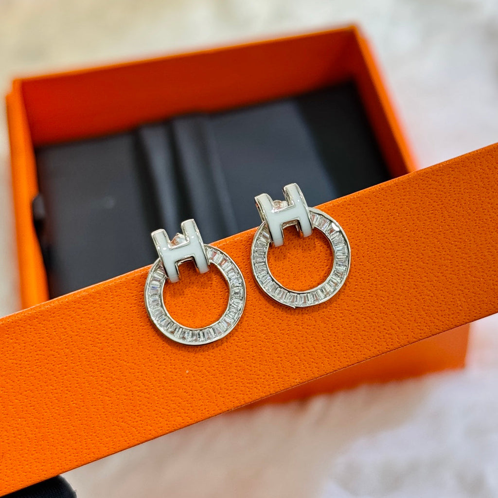 Hermes Clic Diamond 18K Gold Earrings product image 7, provided for visual reference and product detail review