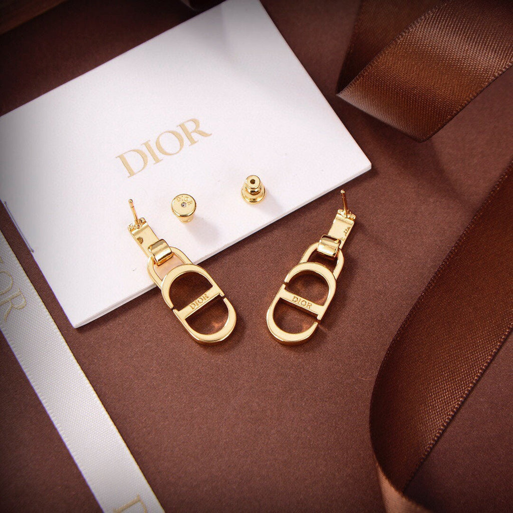 Dior 30 Montaigne 18K Gold Earrings product image 6, provided for visual reference and product detail review
