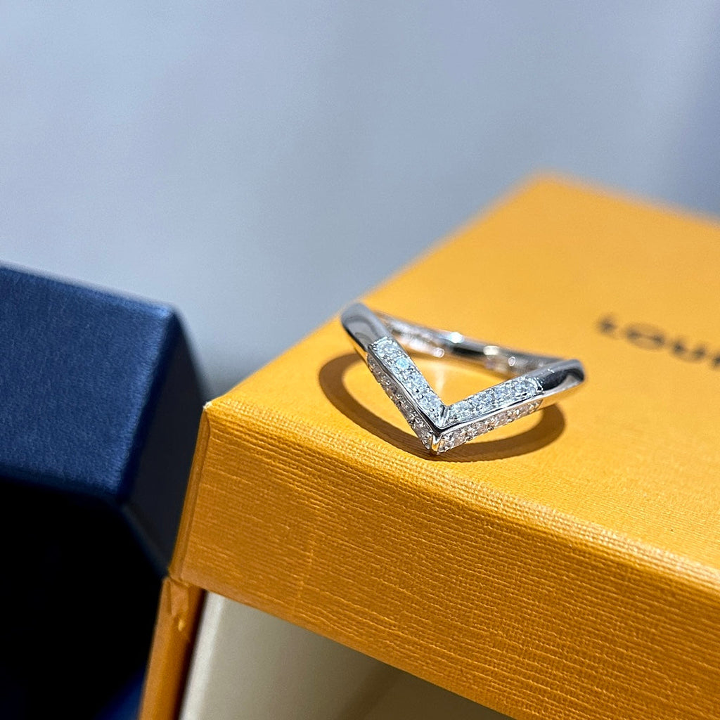 Louis Vuitton V Diamonds 18K Gold Ring product image 8, provided for visual reference and product detail review