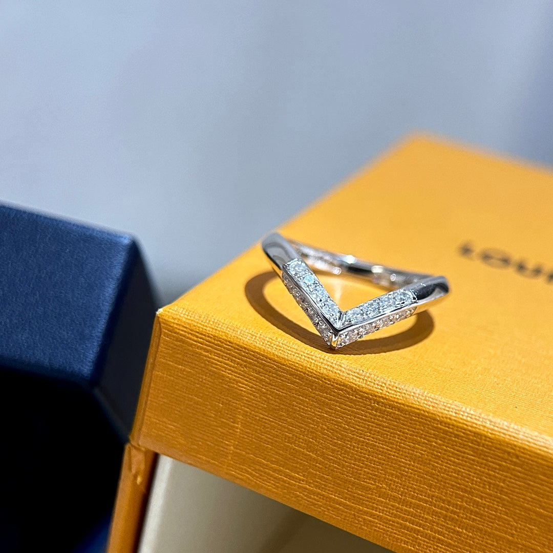 Louis Vuitton V Diamonds 18K Gold Ring product image 8, provided for visual reference and product detail review