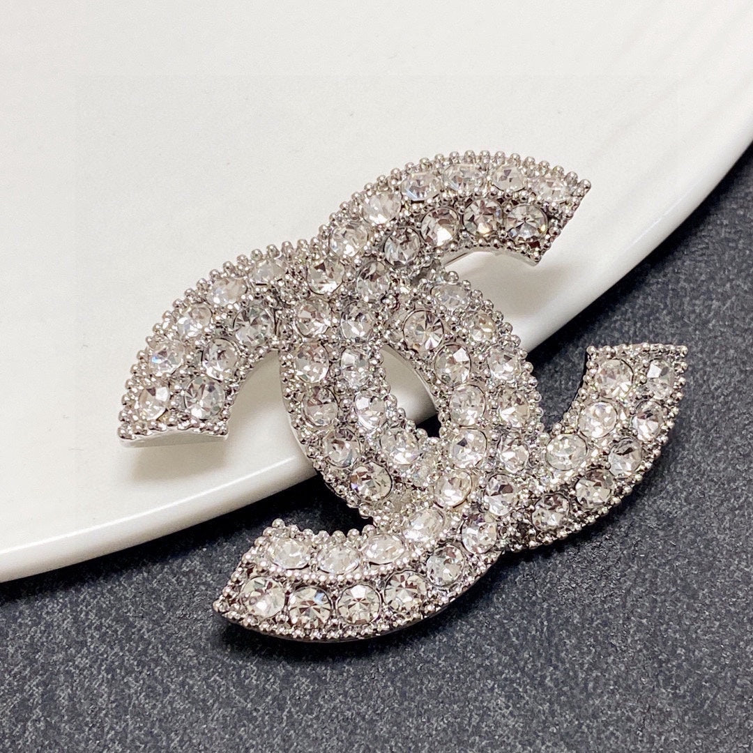 Chanel Diamonds 18K Gold Brooch product image 8, provided for visual reference and product detail review