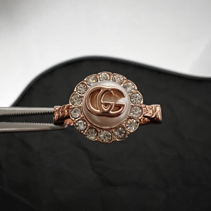 Gucci Double Pearl 18K Gold Ring product image 4, provided for visual reference and product detail review