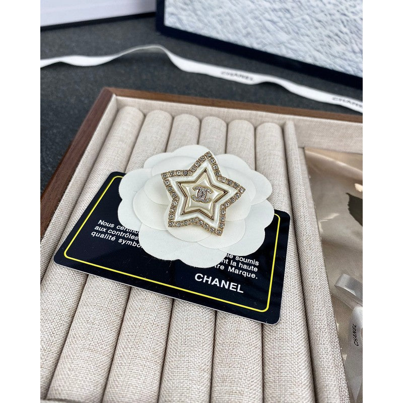 Chanel Star Pearl 18K Gold Brooch product image 7, provided for visual reference and product detail review