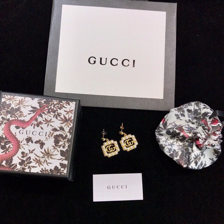 Gucci Double Square Pearl 18K Gold Earrings product image 7, provided for visual reference and product detail review