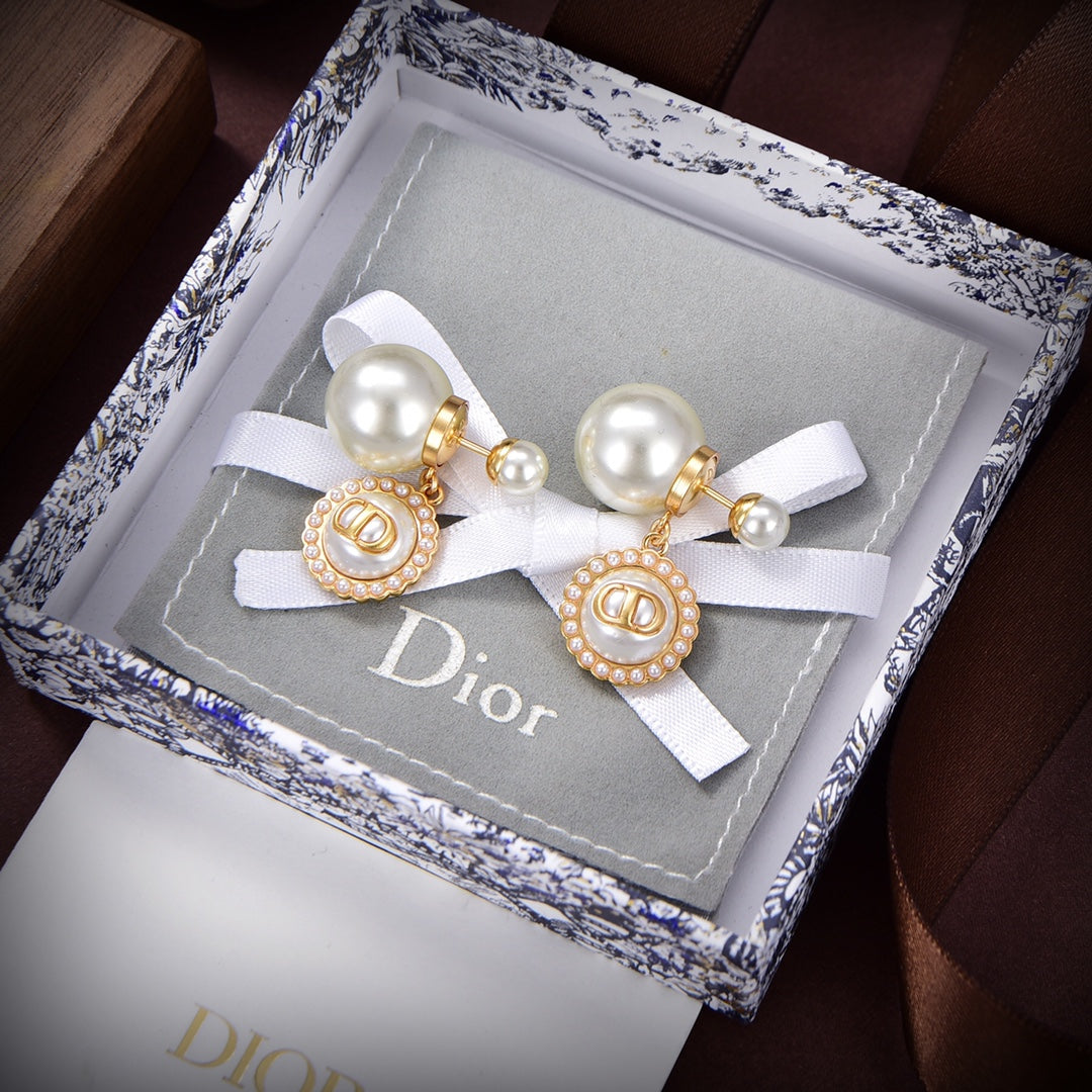 Dior Pearls 18K Gold Earrings product image 7, provided for visual reference and product detail review