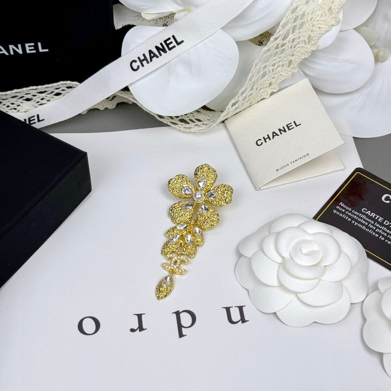 Chanel 26C Flower Crystal Drop Gold 18K Gold Brooch product image 7, provided for visual reference and product detail review