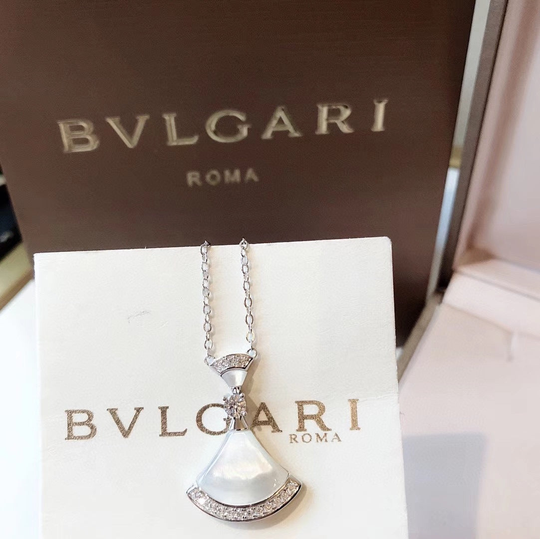 Bvlgari BVLGARI Dream Pearls 18K Gold Necklace product image 8, provided for visual reference and product detail review