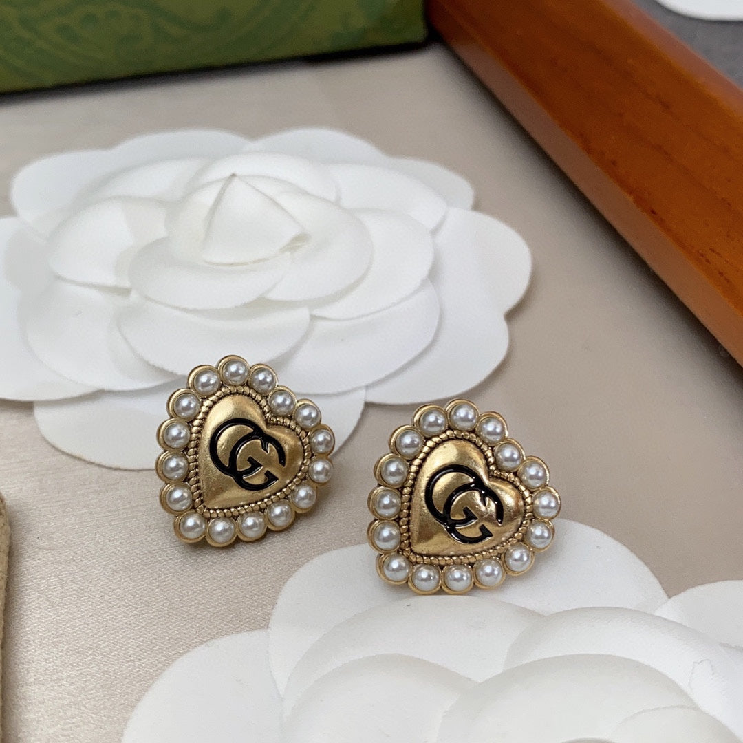 Gucci Double Heart Pearl 18K Gold Earrings product image 7, provided for visual reference and product detail review