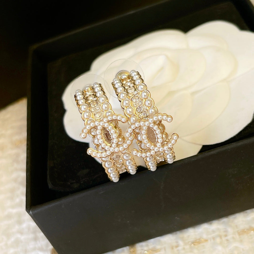 Chanel Pearls 18K Gold Earrings product image 5, provided for visual reference and product detail review