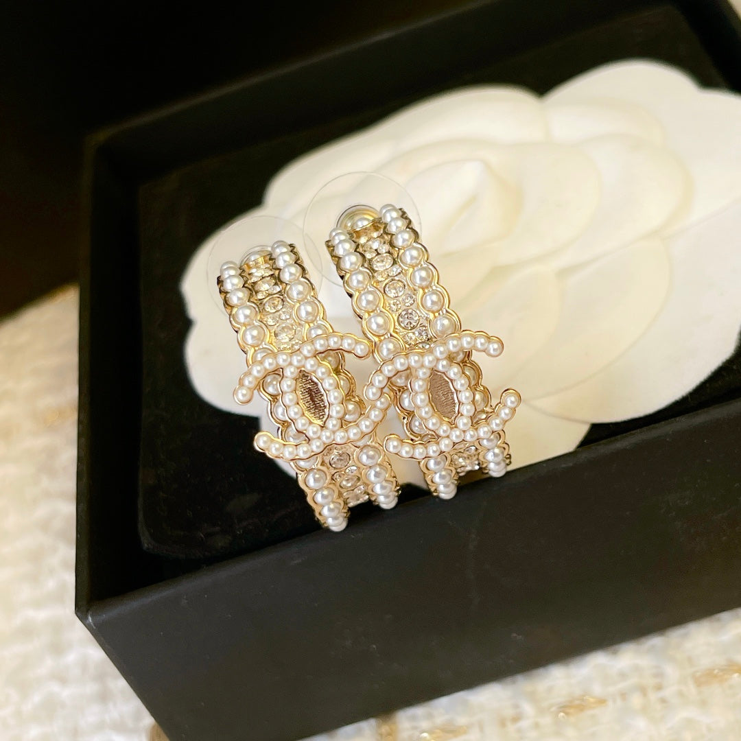 Chanel Pearls 18K Gold Earrings product image 5, provided for visual reference and product detail review