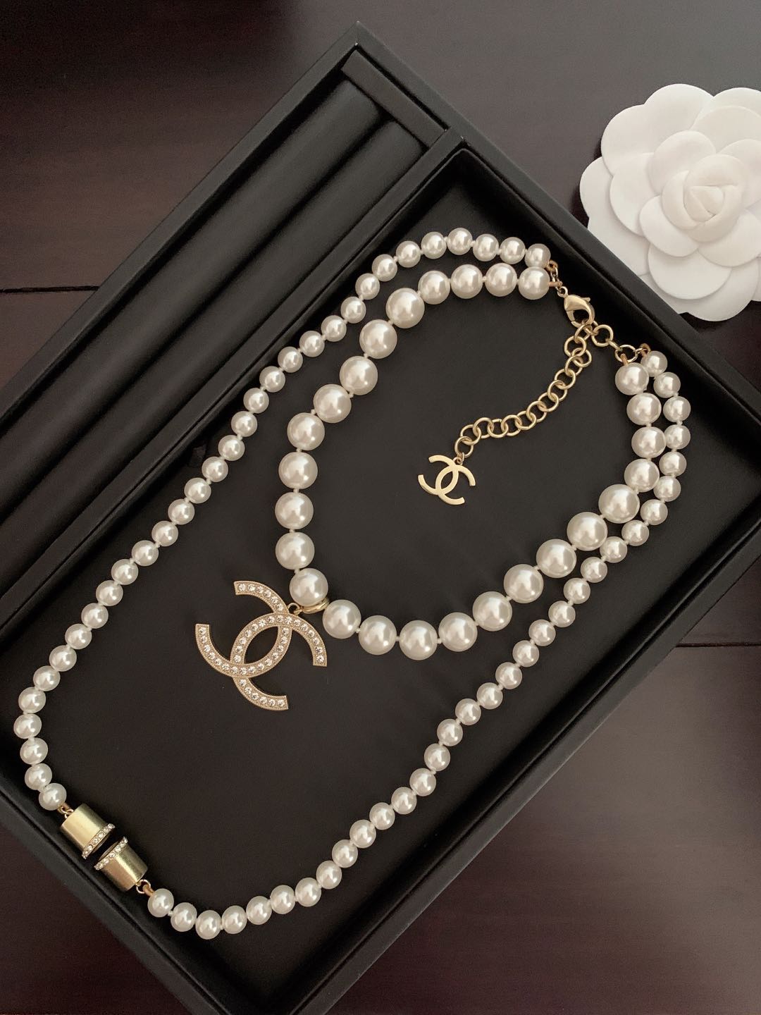 Chanel Pearls Long 18K Gold Necklace product image 7, provided for visual reference and product detail review