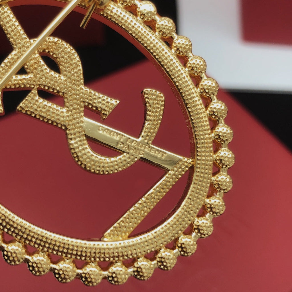 Oval Pearls 18K Gold Brooch product image 2, provided for visual reference and product detail review