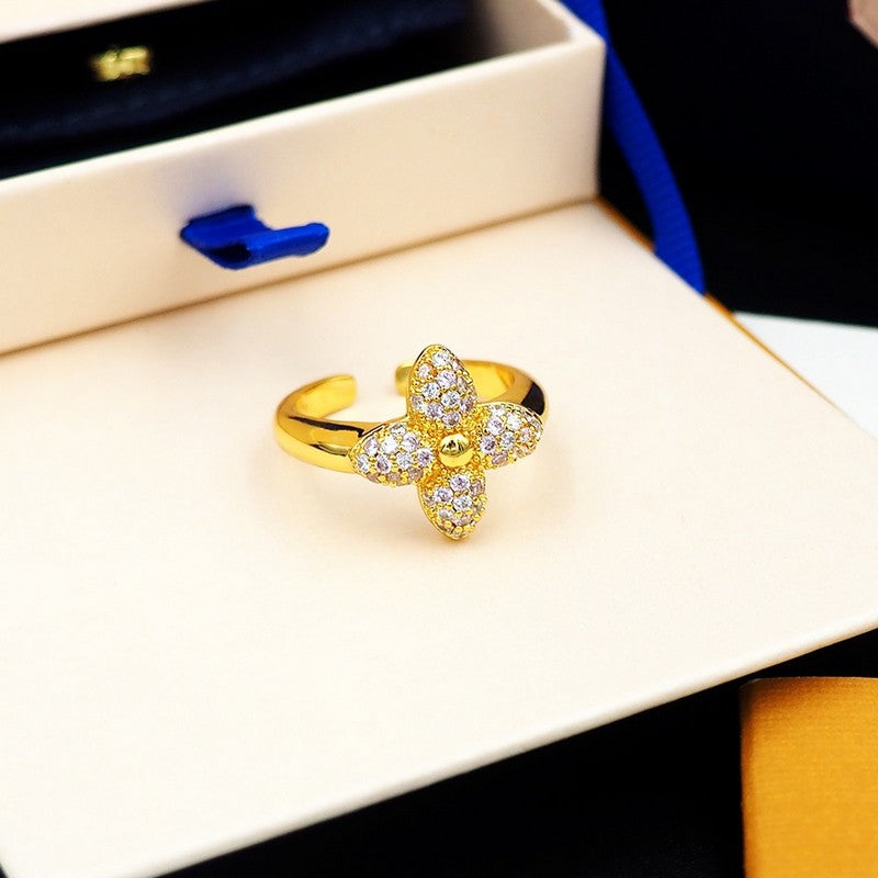 Louis Vuitton Louisa 18K Gold Ring product image 7, provided for visual reference and product detail review