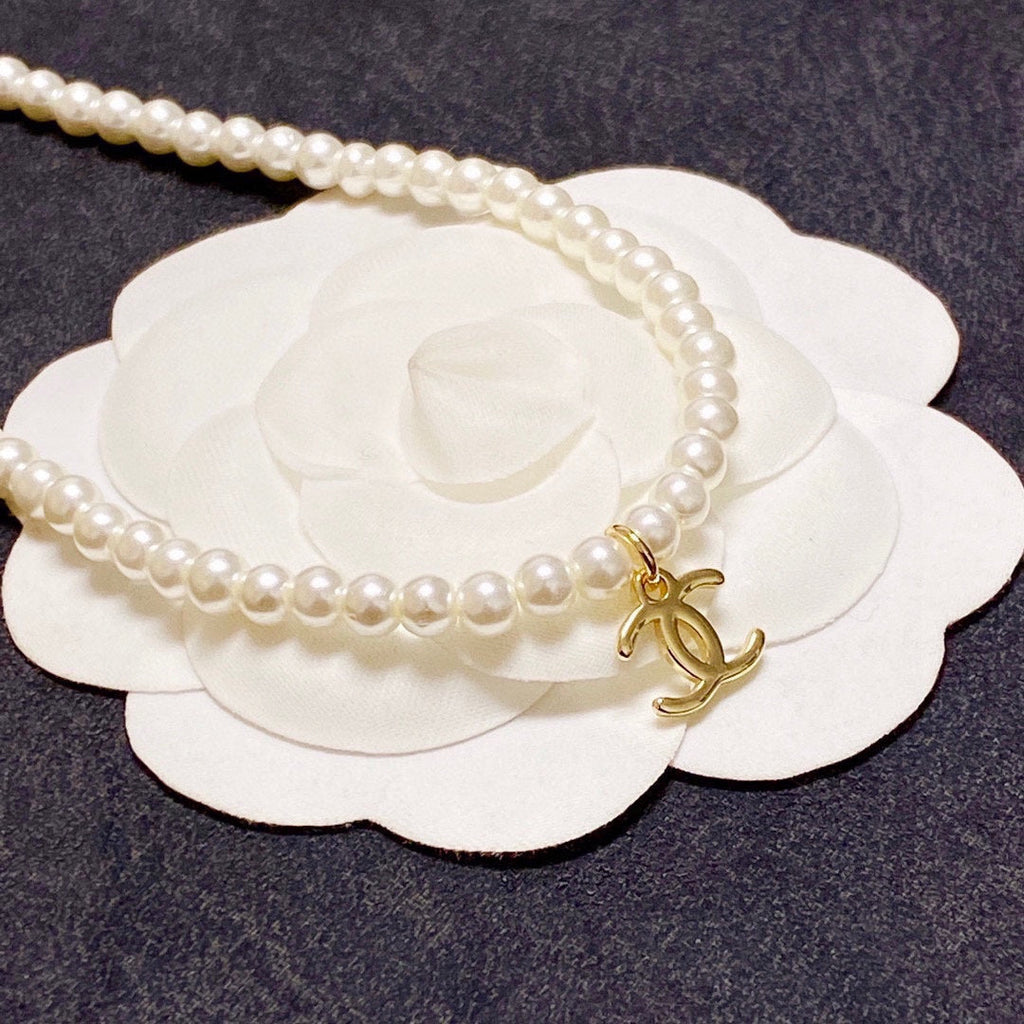 Chanel Pearls Choker 18K Gold Necklace product image 8, provided for visual reference and product detail review