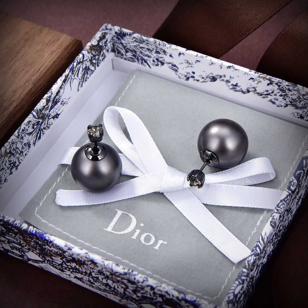 Dior Tribales Black Resin Pearls 18K Gold Earrings product image 8, provided for visual reference and product detail review