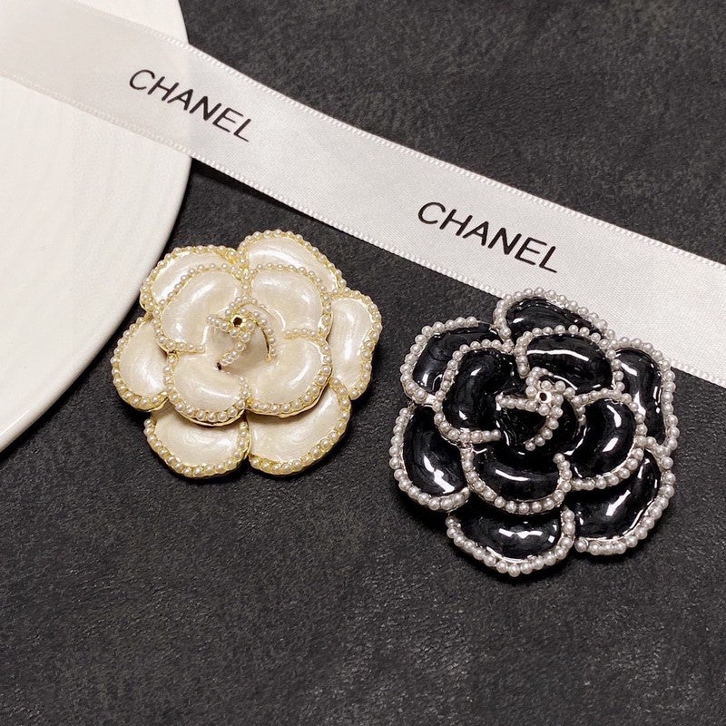 Chanel Camellia Black & White 18K Gold Brooch product image 8, provided for visual reference and product detail review