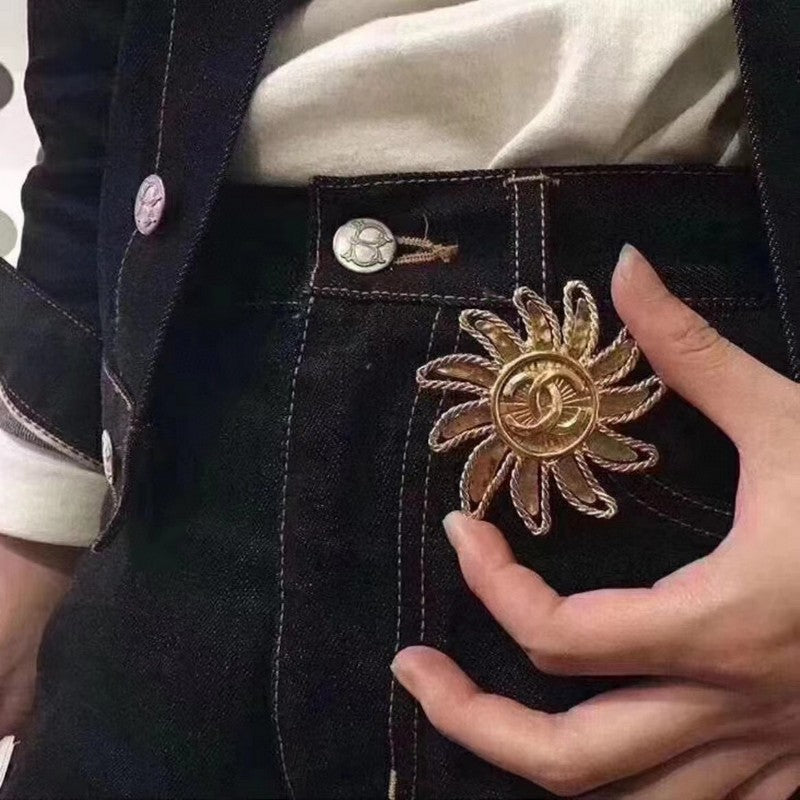 Chanel Sunflower 18K Gold Brooch product image 4, provided for visual reference and product detail review