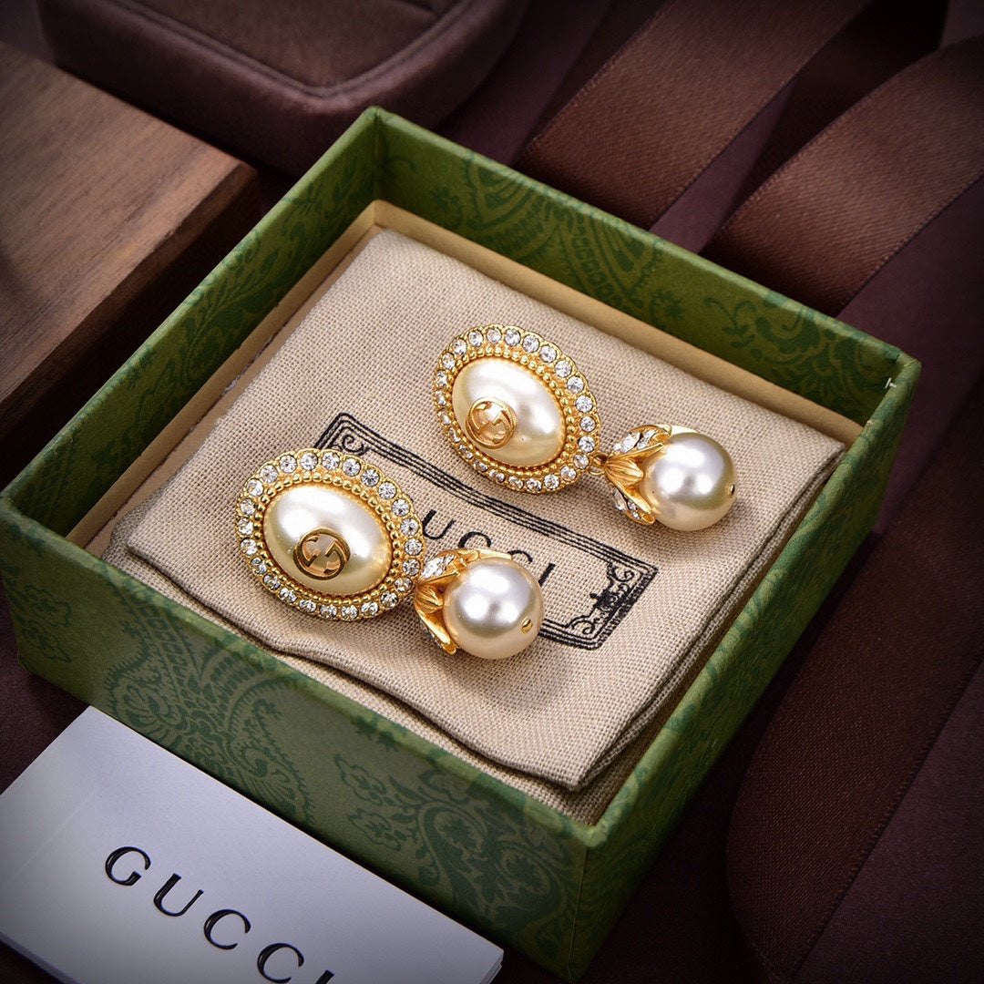 Gucci Double Pearl 18K Gold Earrings product image 6, provided for visual reference and product detail review