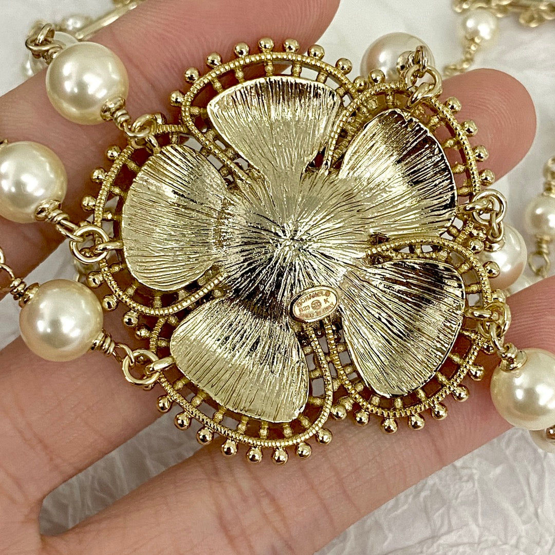 Chanel Camellia Choker 18K Gold Necklace product image 5, provided for visual reference and product detail review