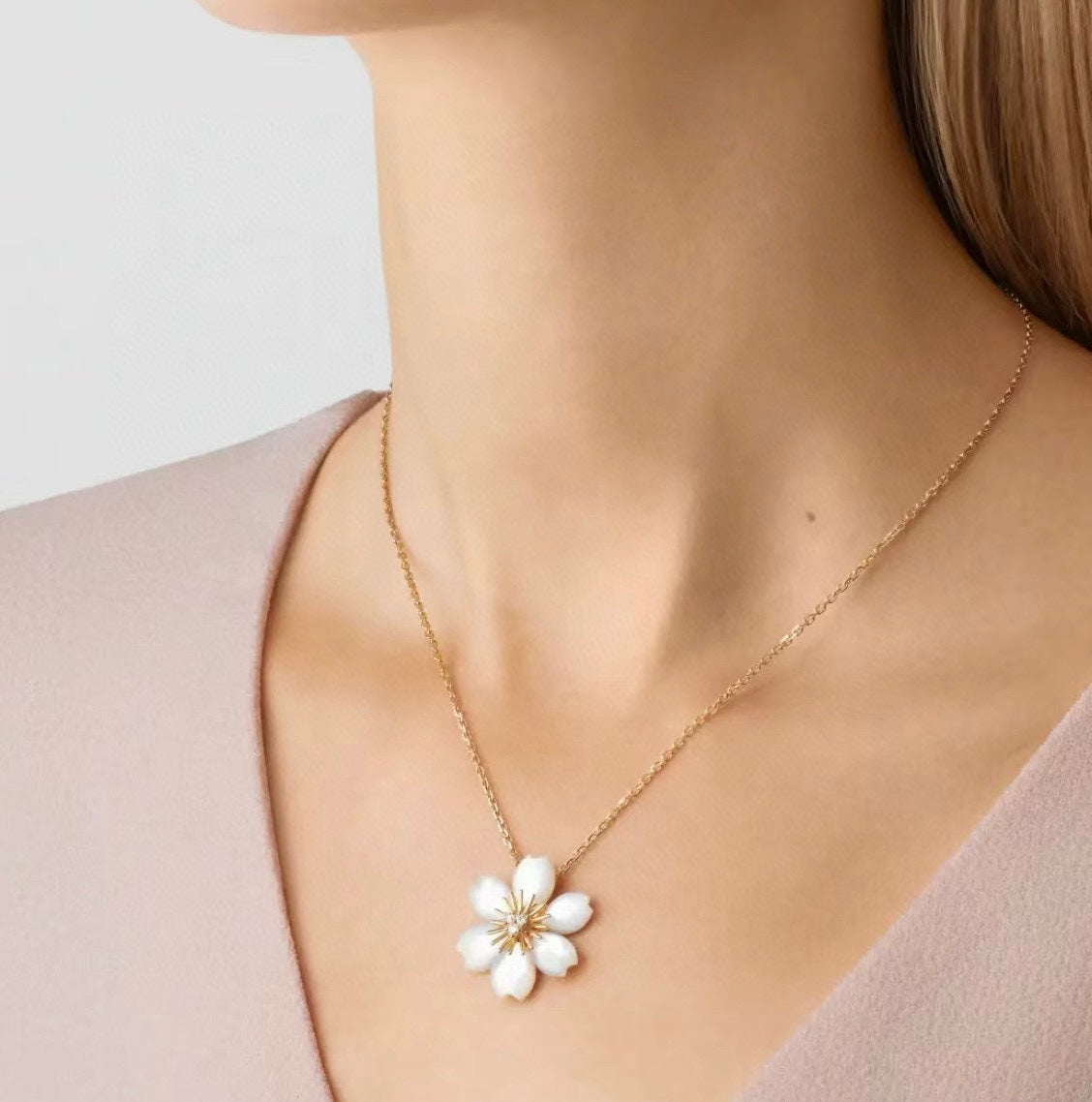 Rose de No?l 18K Gold Necklace product image 8, provided for visual reference and product detail review