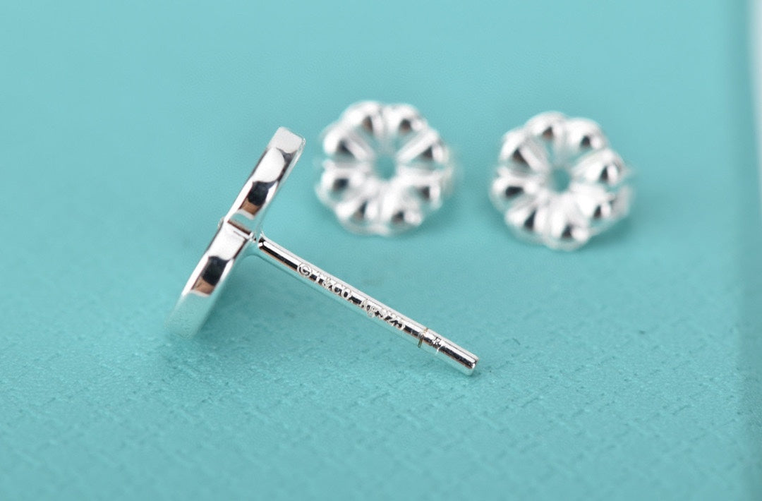 Tiffany Return to Heart 18K Gold Earrings product image 8, provided for visual reference and product detail review