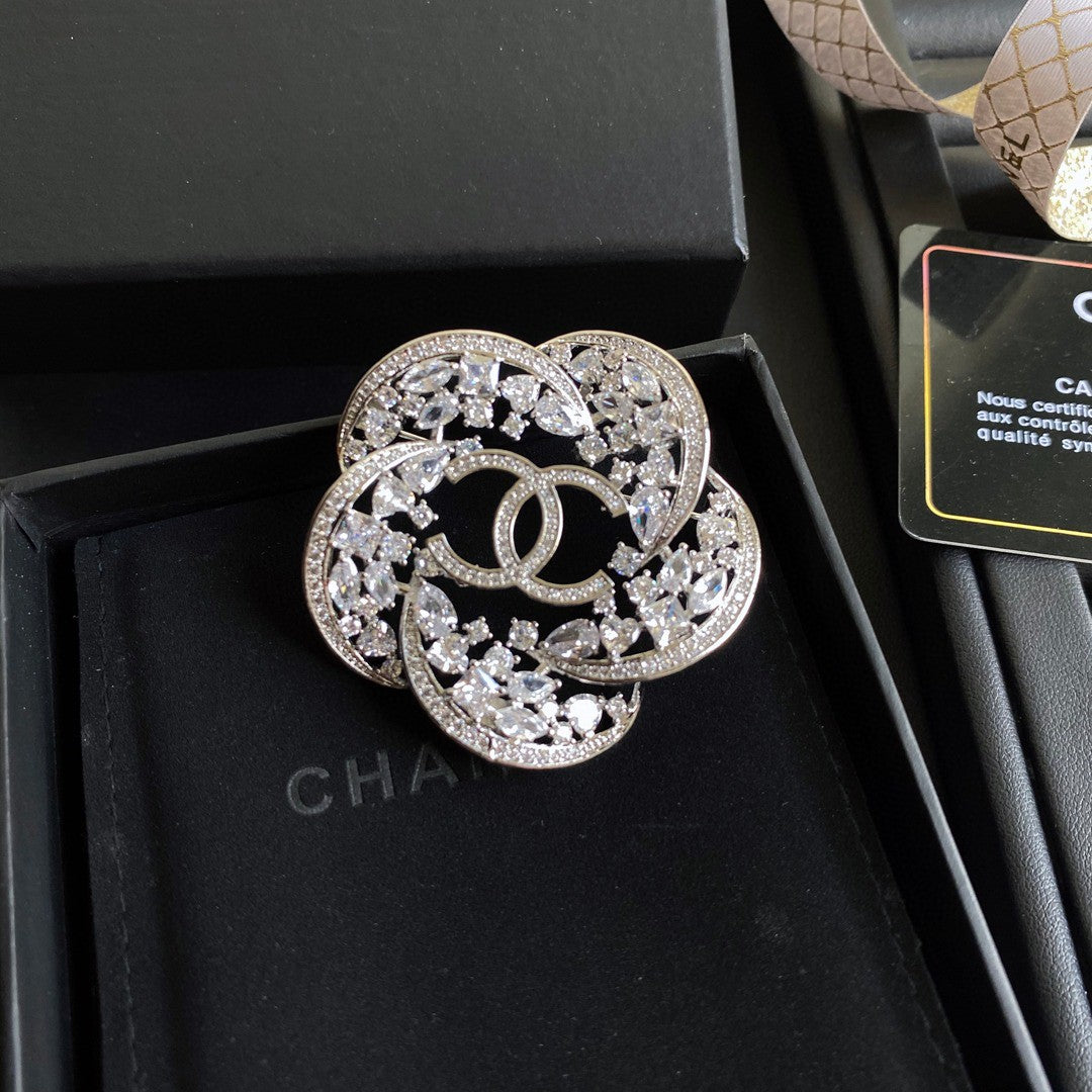 Chanel Camellia Crystals 18K Gold Brooch product image 1, provided for visual reference and product detail review