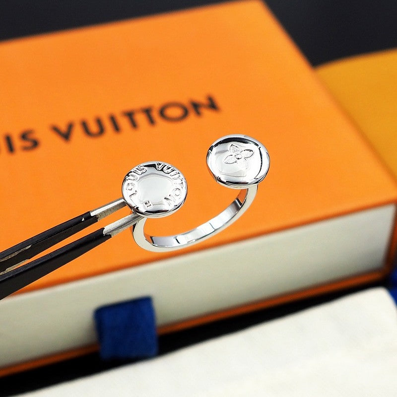 Louis Vuitton Studs 18K Gold Ring product image 12, provided for visual reference and product detail review
