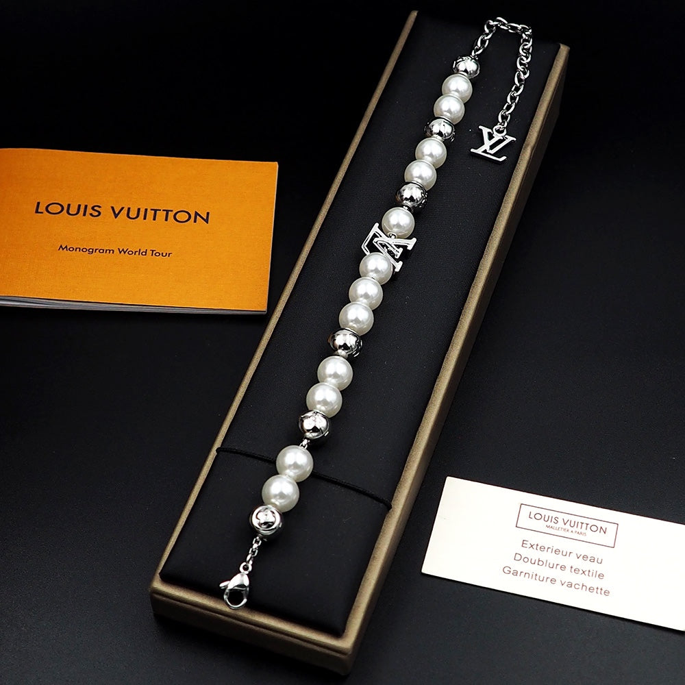 Louis Vuitton Monogram White Pearls 18K Gold Bracelet product image 9, provided for visual reference and product detail
