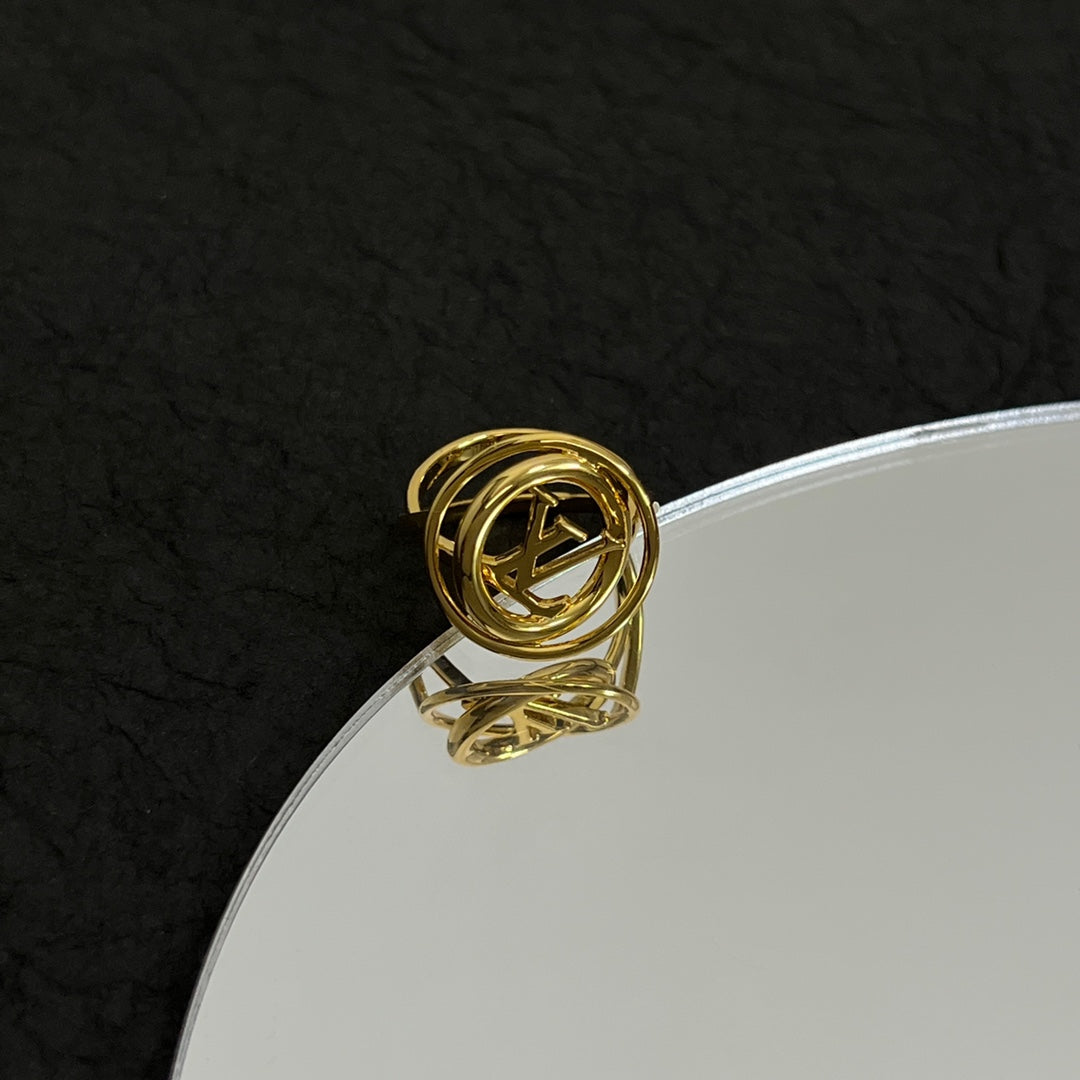 Louis Vuitton Stellar 18K Gold Ring product image 9, provided for visual reference and product detail review